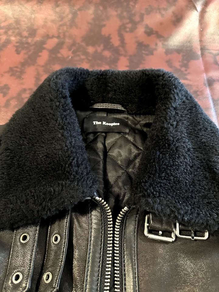 COMO NUEVO - Chaqueta de bombardero de aviador de cuero de cordero Kooples, cuello de piel de oveja, para hombre M Foto 2 de 4