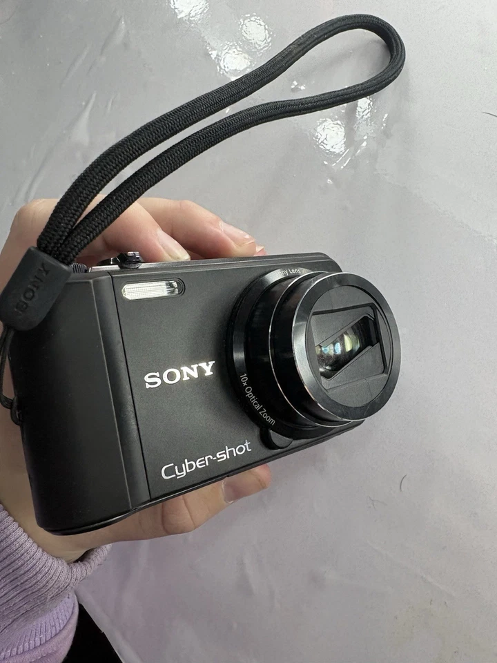Barely Used Sony Cyber Shot Digital Camera - Image 4 of 4