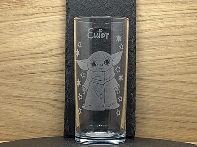 Personalisiertes Baby Yoda graviertes Longdrinkglas Name hinzufügen Geschenk verpackt
