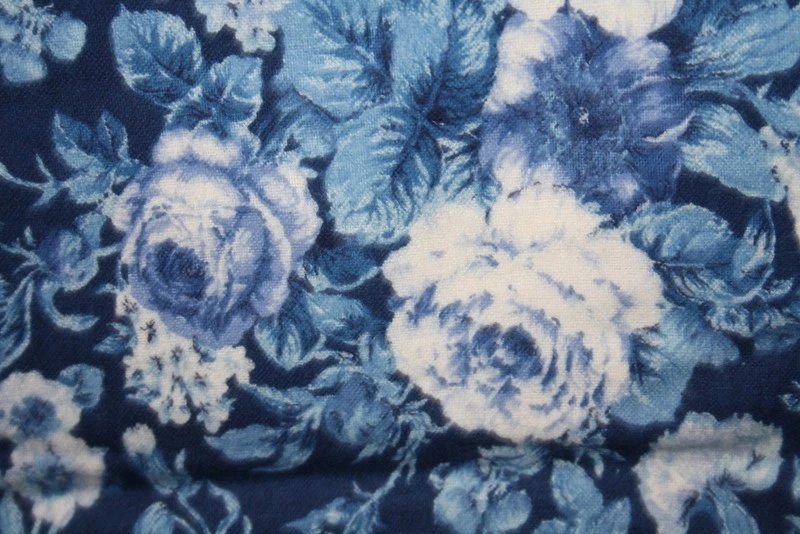 AZUL ANUNCIO BLANCO FLORAL EN FRANELA DE MARCUS BROTHERS - TELA 100% ALGODÓN Foto 3 de 4