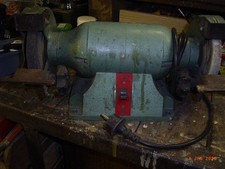 Doppelschleifbock ES160 mit Schleifscheiben funktioniert