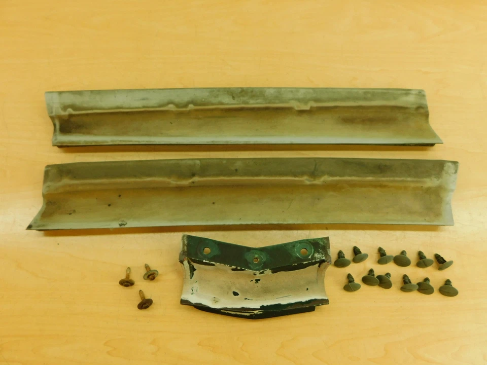 CENTER GRILLS TO FRONT BUMPER FILLER PANELS - SET 3 1975 OLDSMOBILE 98 75ON1-8N2 - Image 2 of 4