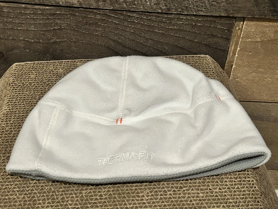 Шляпа женская двусторонняя тепловая шапочка Nike белая/серая - Изображение 2 из 4