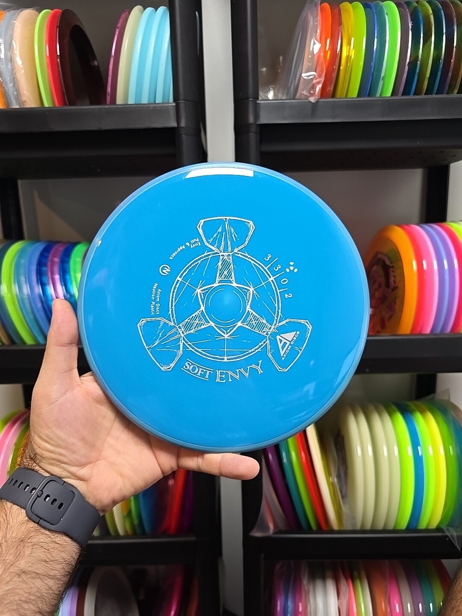 Axiom Discs Neutron SOFT Envy 174g #6 Disc Golf Putter approach