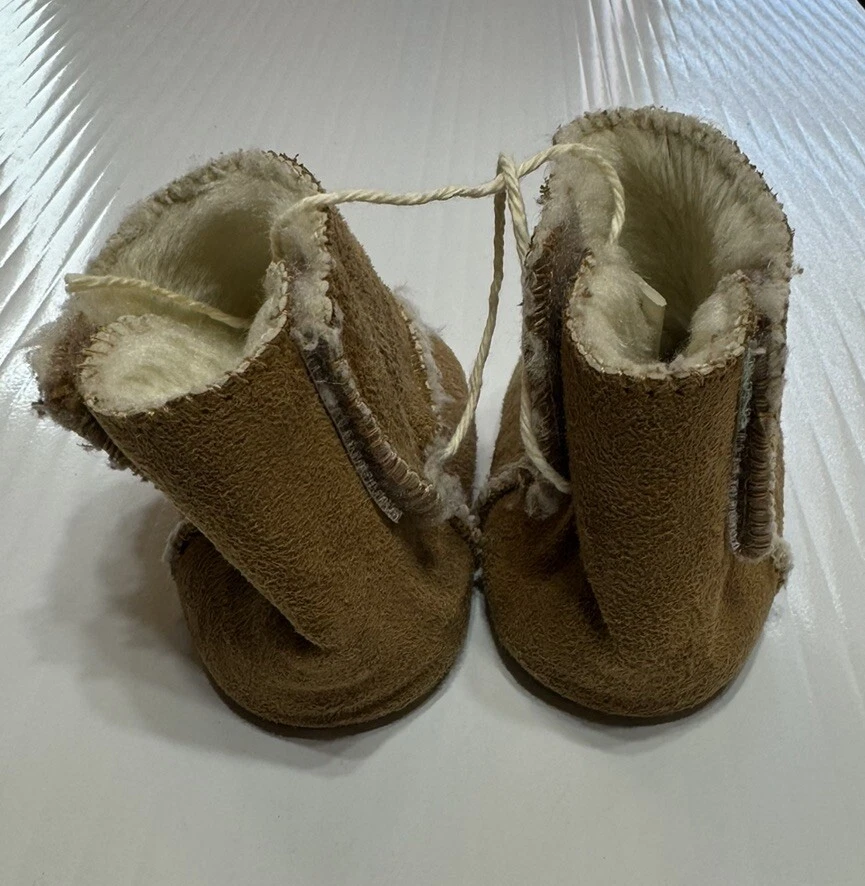 Botas de gamuza Wonderkids para niños pequeños talla 5 tostadas oscuras Foto 2 de 4