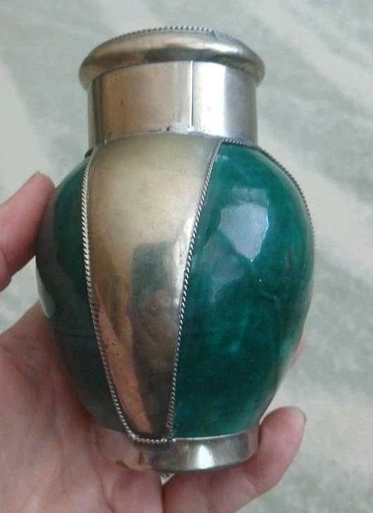 Jarrón de cerámica verde marroquí vintage con superposición de metal plateado cerámica  Foto 3 de 4