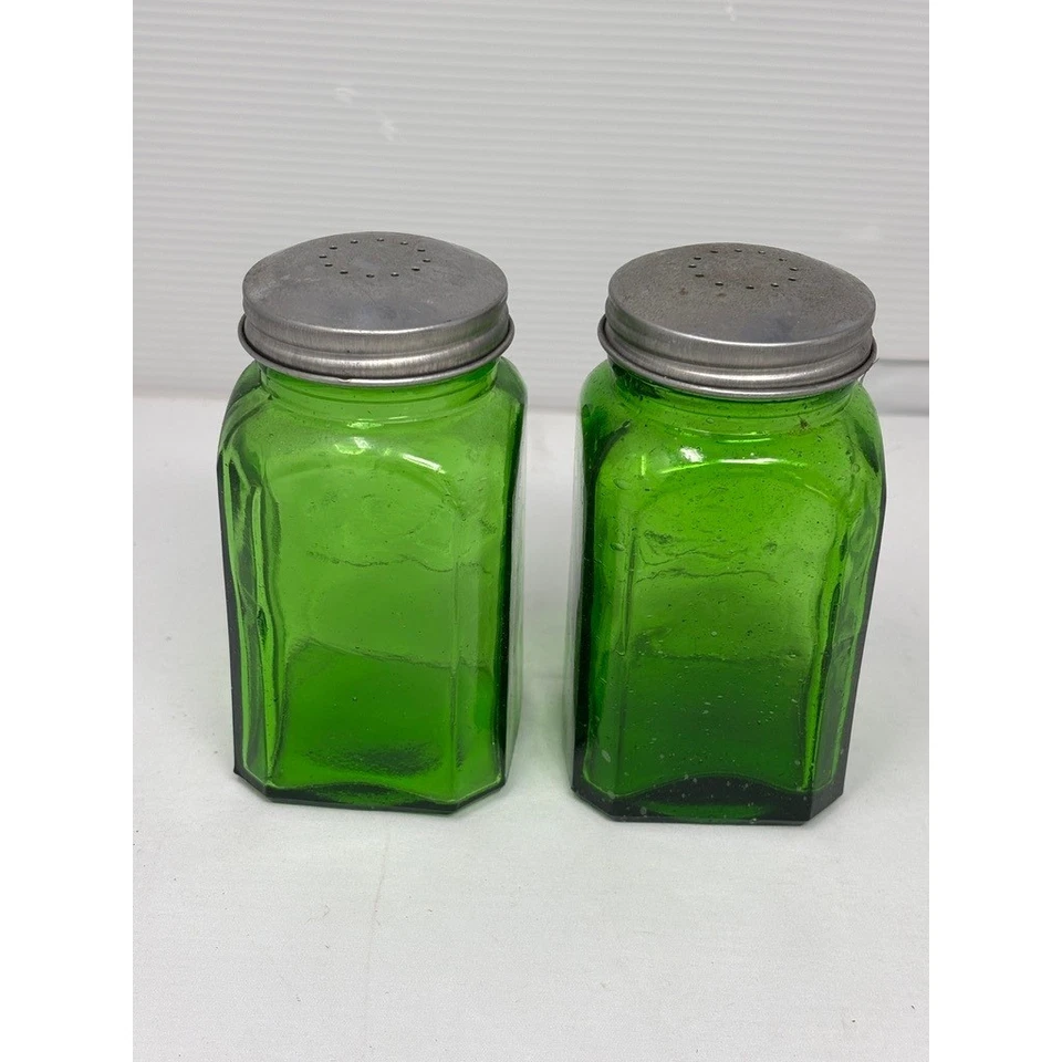 Salero pimentero de vidrio verde estilo vintage tapas metálicas etiqueta en relieve Foto 2 de 4