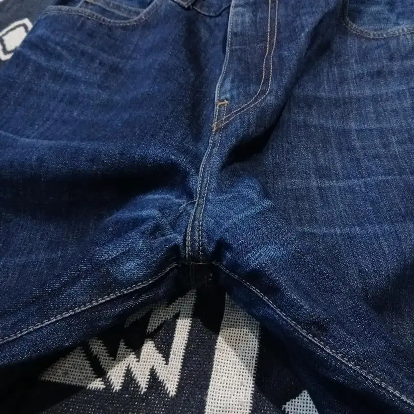 Carhartt WIP Dark Wash Logo Patch Jeans - Men 31 thumbnail 10