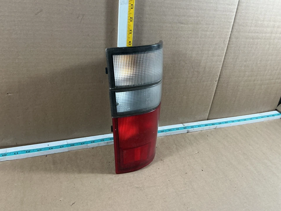 Conjunto de luz trasera derecha del lado del pasajero Isuzu Trooper 2000-2002 Foto 3 de 4