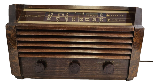 Boîtier en bois vintage-1946-RCA Victor modèle 56X5 dessus de table tube radio fonctionne - Photo 1/13