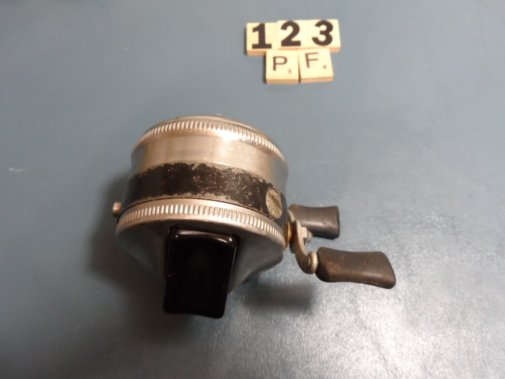 U0123 PF EARLY ZEBCO MODEL 33 FISHING REEL METAL FOOT ONE RIVET  MADE IN USA 