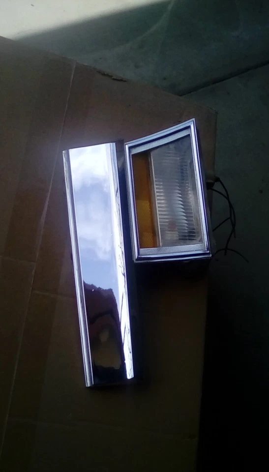 Buick Riviera 1983 guardabarros moldura inferior con pequeña luz pasajero derecho fabricante original  Foto 4 de 4