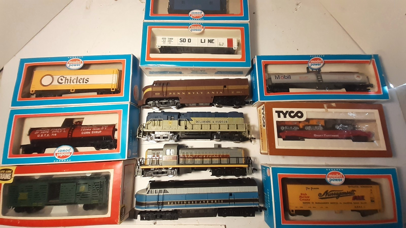 Lot of 4 HO SCALE  Locomotives -tested- & 8 new/BOXED rollin