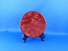 Vintage Teller China - Lackschnitzerei (Rot), ca. 10 cm, mit Etui & Ständer