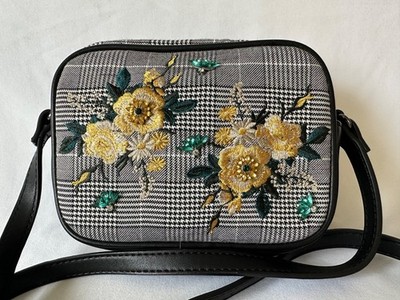 Orsay Umhänge Tasche mit Stickerei und 3D Blumen
