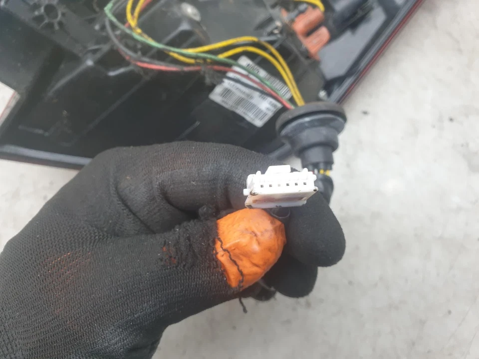 HYUNDAI I20 Taillight Lamp Near Side Left Rear Outer 3 Door LED 2015 Mk2   - Image 3 of 4