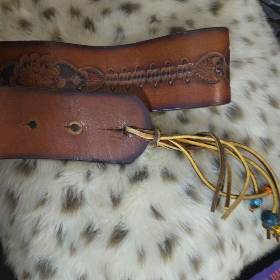 Vintage 1970's  Wide Leather Guitar Strap Brown - Image 2 of 4