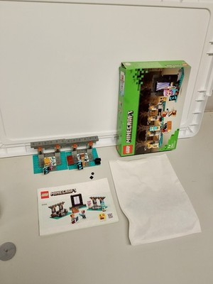 LEGO Minecraft: Die Waffenkammer (21252) inkl Karton und Anleitung Beschreibung lesen