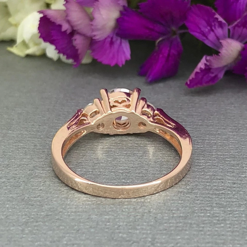 Anillo de compromiso de tres piedras enchapado en oro rosa diamante simulado corte redondo de 1,6 quilates Foto 4 de 4