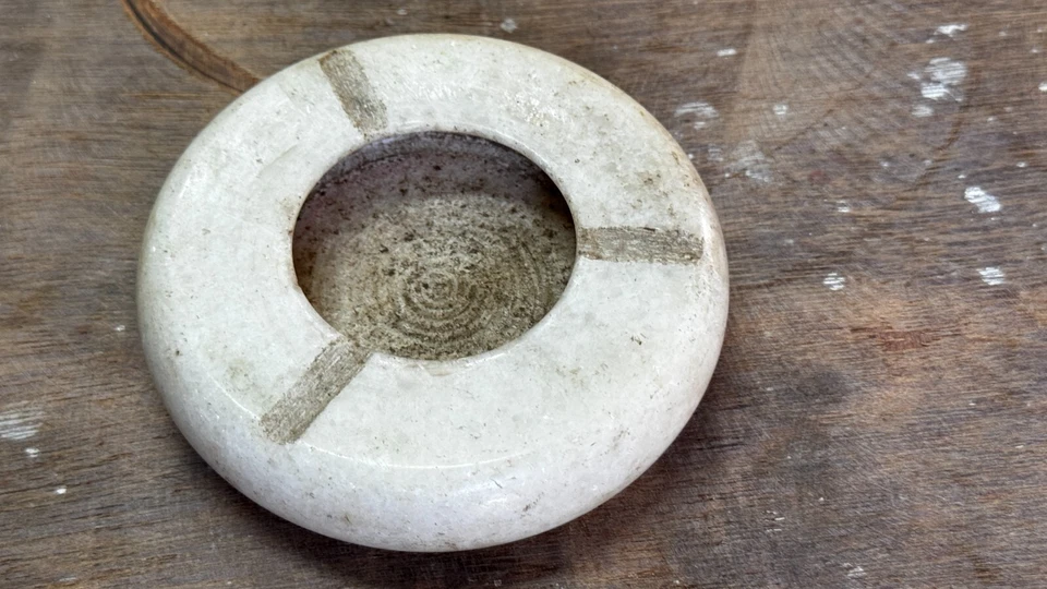 Cenicero de cigarrillos vintage de colección hecho a mano de piedra de mármol blanco forma redonda Foto 2 de 4