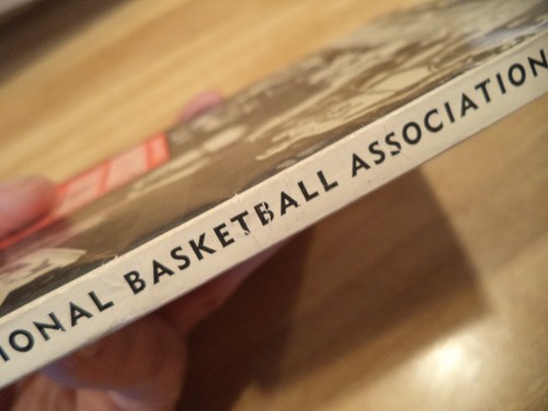1963 - 1964 NBA SPORTING NEWS OFFICIAL NATIONAL BASKETBALL ASSOCIATION GUIDE - Picture 9 of 22