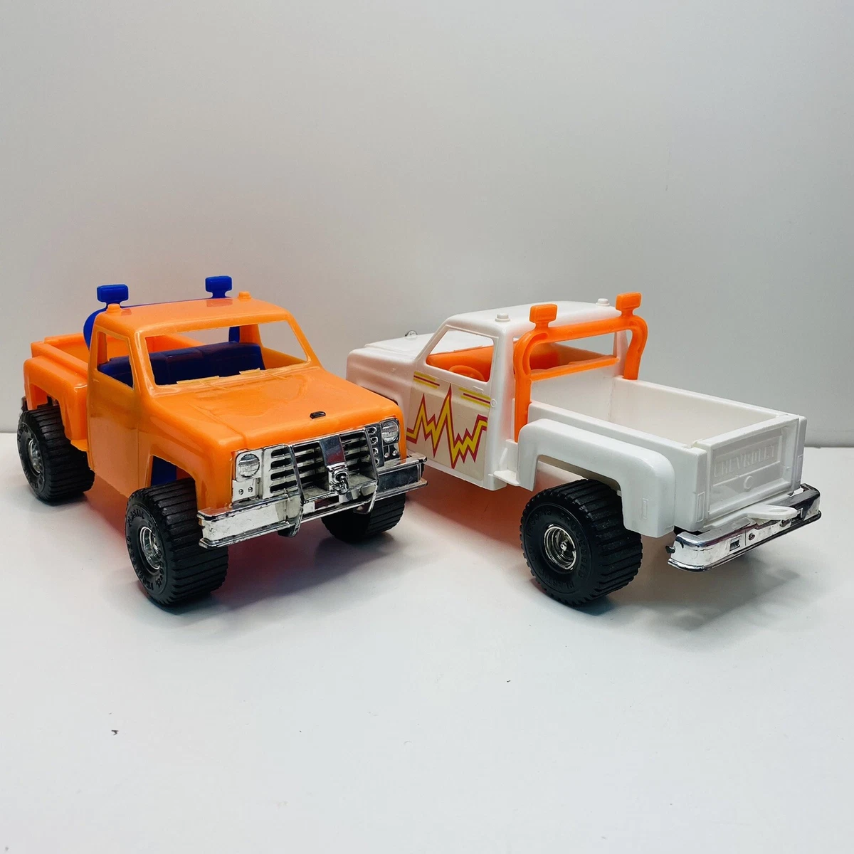 2 Processed Plastic Chevy 4x4 Offroad Pickup Trucks Toy Working Tailgate Vintage
