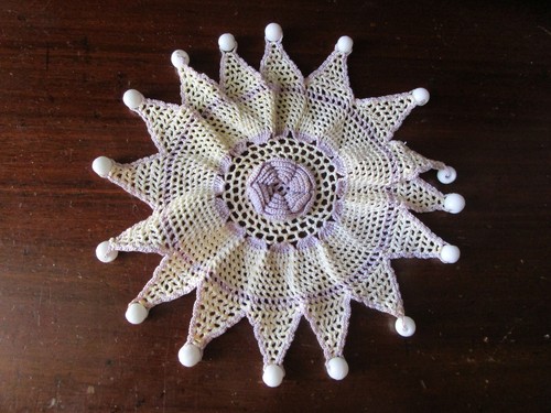 FUNDA JARRA FINAMENTE CROCHET MALVA Y CREMA CON CUENTAS DE VIDRIO BLANCO - Imagen 4 de 9