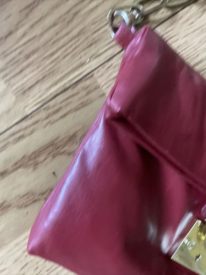 Bolso de mano de cuero rojo sintético de Metro7 con asa de cadena en tono dorado Foto 4 de 4