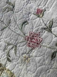 FINE VINTAGE COUNTRY EMBROIDERY WILDFLOWER ROSE BOUQUET IRIS TULIP ROSE QUILT