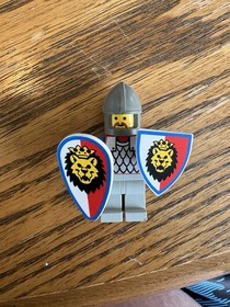 LEGO 1990s Royal Knights Castle Minifigure W/ Shields/ 2 Wolfpack Tower Figs