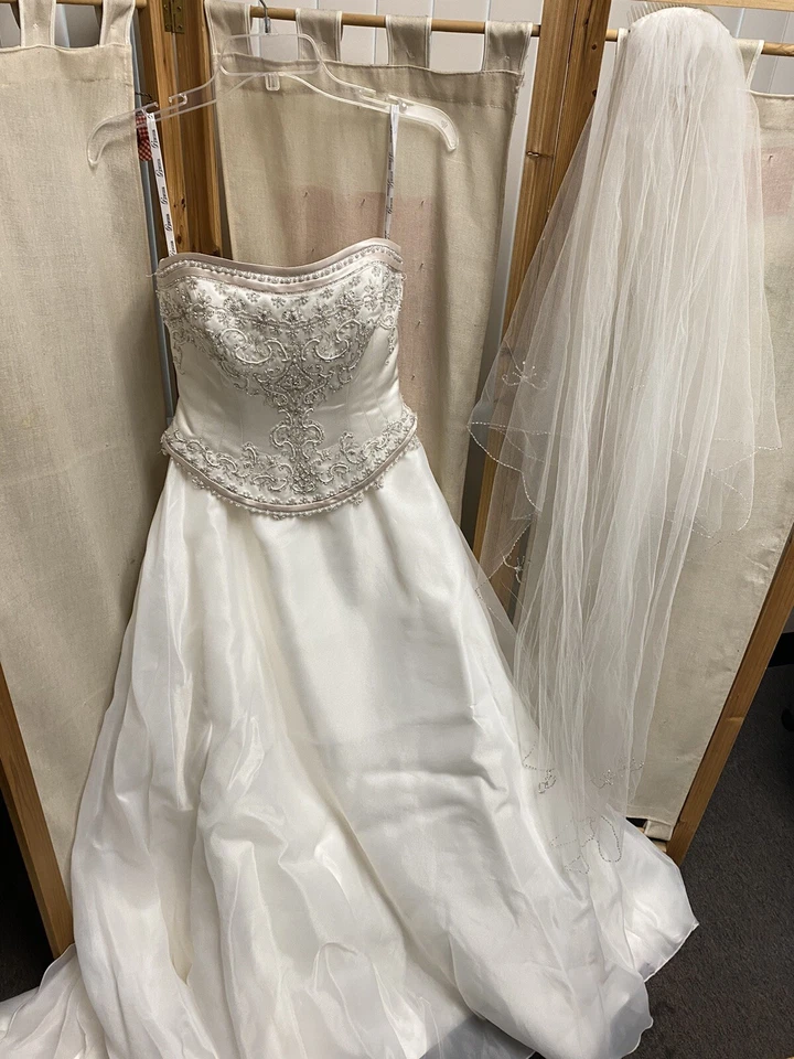 Vestido de novia con corpiño con cuentas Private Label By G, velo y falda de aro. Foto 2 de 4