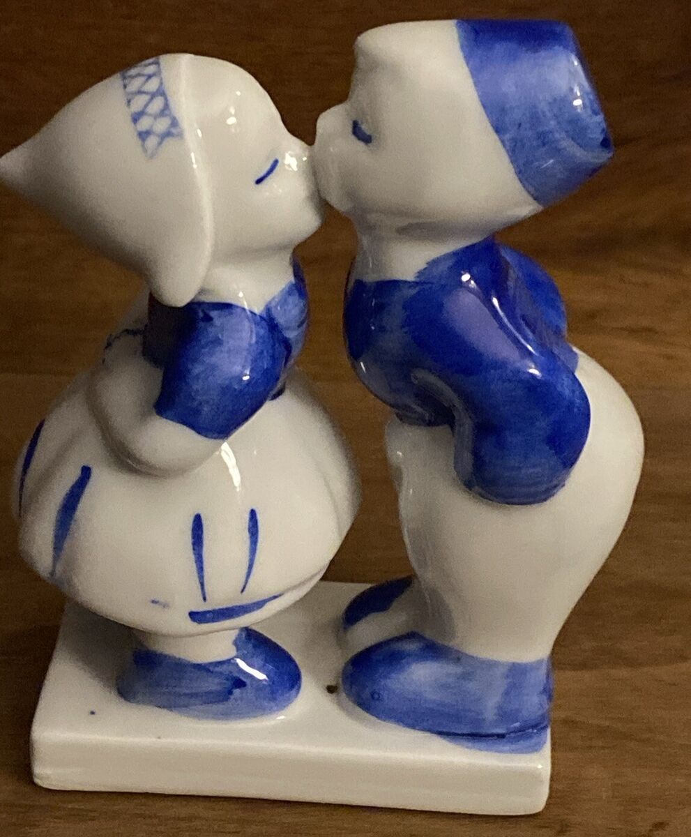 Kissing Dutch Boy And Girl Blue And White Porcelain VTG 4.25 Kissing Dutch Boy And Girl Blue And White Porcelain VTG 4.25