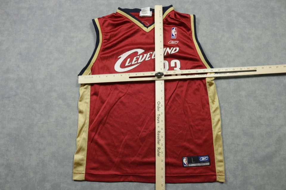 Camiseta de baloncesto de la NBA roja grande de los Cleveland Cavaliers para niños LeBron James Reebok Foto 3 de 4