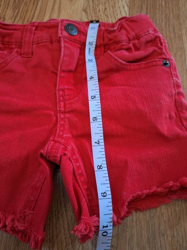 Shorts jeans midi Cat & Jack meninas vermelho super elástico corte cru XS 4-5 - Imagem 3 de 4