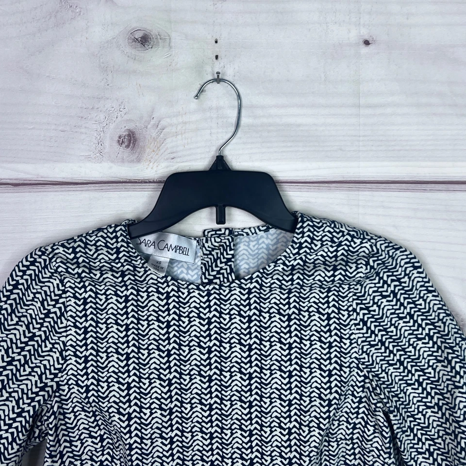 Top Sara Campbell para mujer XS azul geométrico azul manga corta elástico recortado Foto 2 de 4