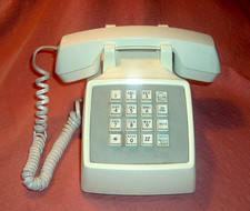 VINTAGE AT T BEIGE PUSH BUTTON DESK TOP LANDLINE CORDED CS 2500 TELEPHONE WORKS