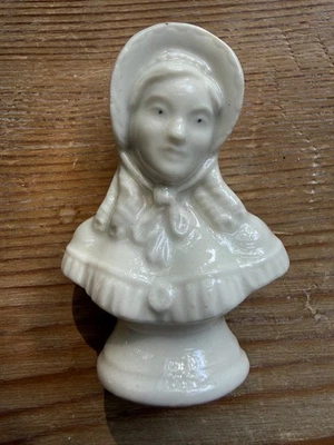 VINTAGE VICTORIAN LADY IN BONNET FIGURINE 3" - Image 1 of 3