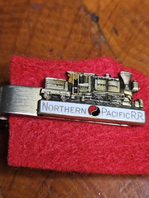 VINTAGE NORTHERN PACIFIC RAILROAD R.R. DAMPFLOK PIN TIE TACK