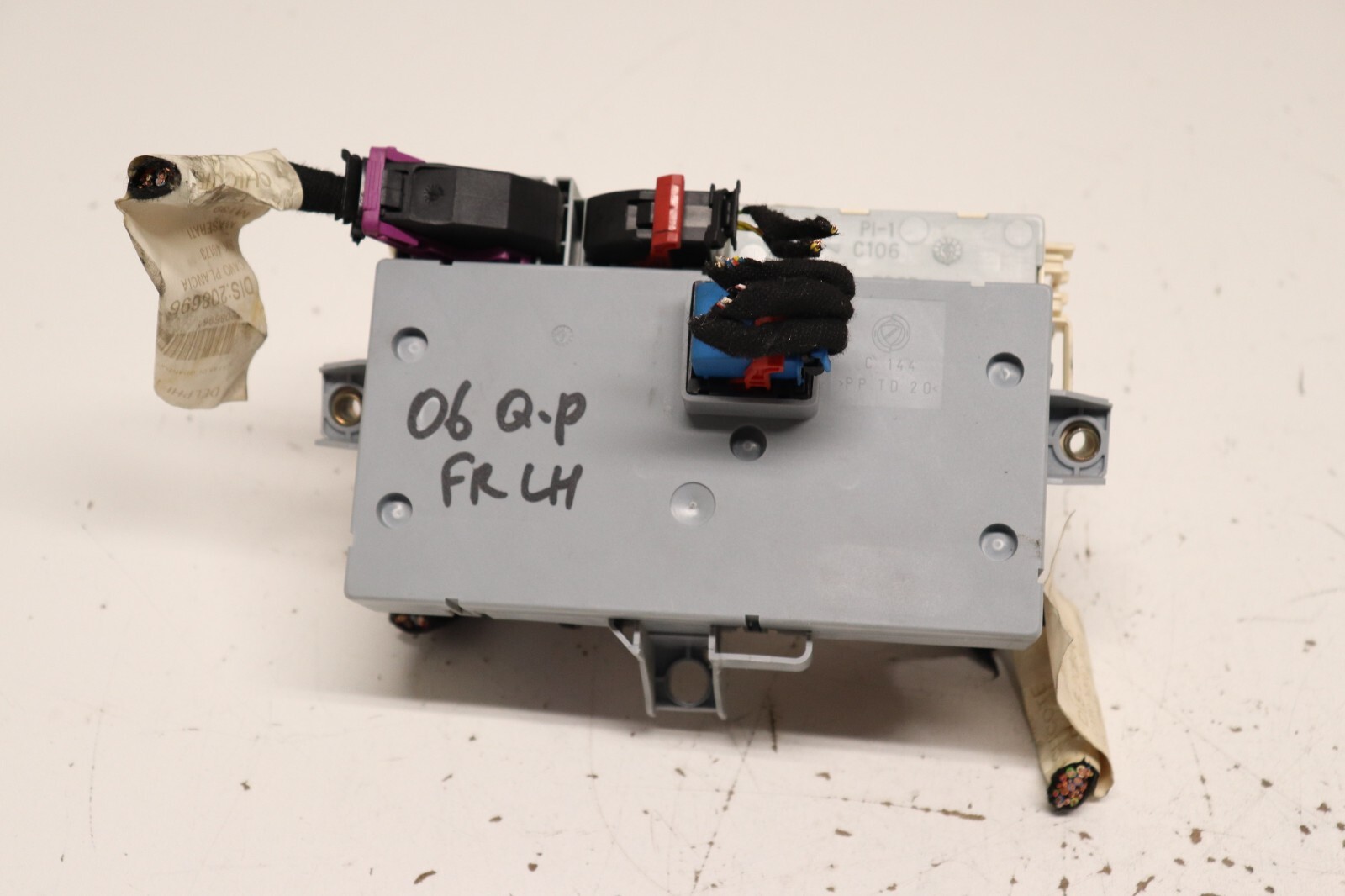 F209108 2004-2008 Maserati Quattroporte M139 Under Steering Fuse Box Driver Side