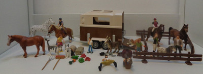 Schleich Reiterhof Sammlung 19 Figuren  9 Menschen + Pferdeanhänger & Zubehör