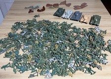 Large Mixed Lot Of Over 400 Plastic ARMY Men W/ 5 Tanks Plastic Wall Pieces  