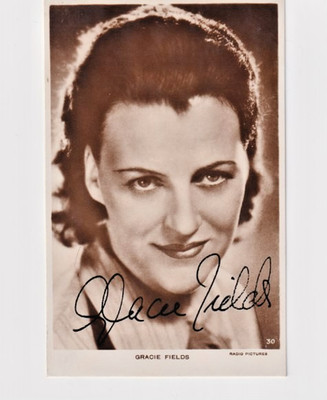 GRACIE FIELDS (1898-1979)  Autogramm original signiert AK 14 x 9 ''Sally''