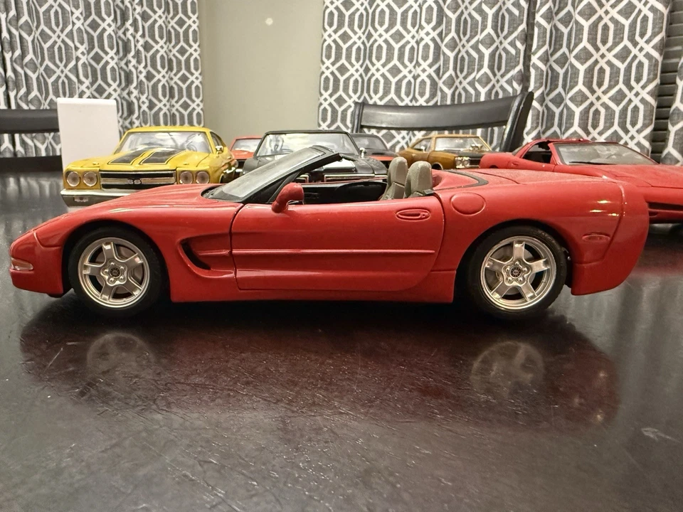 Coche fundido a presión Burango 1997 C5 Chevy Corvette plateado convertible 1:18 hecho en Italia Foto 2 de 4