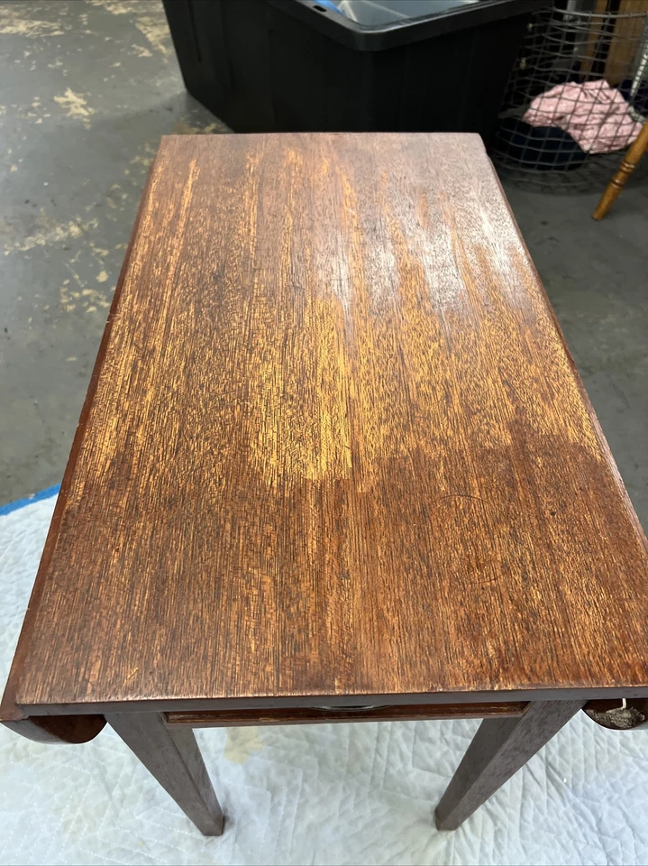 Mesa Pembroke hoja caída un cajón con detalle de paloma americana Foto 4 de 4