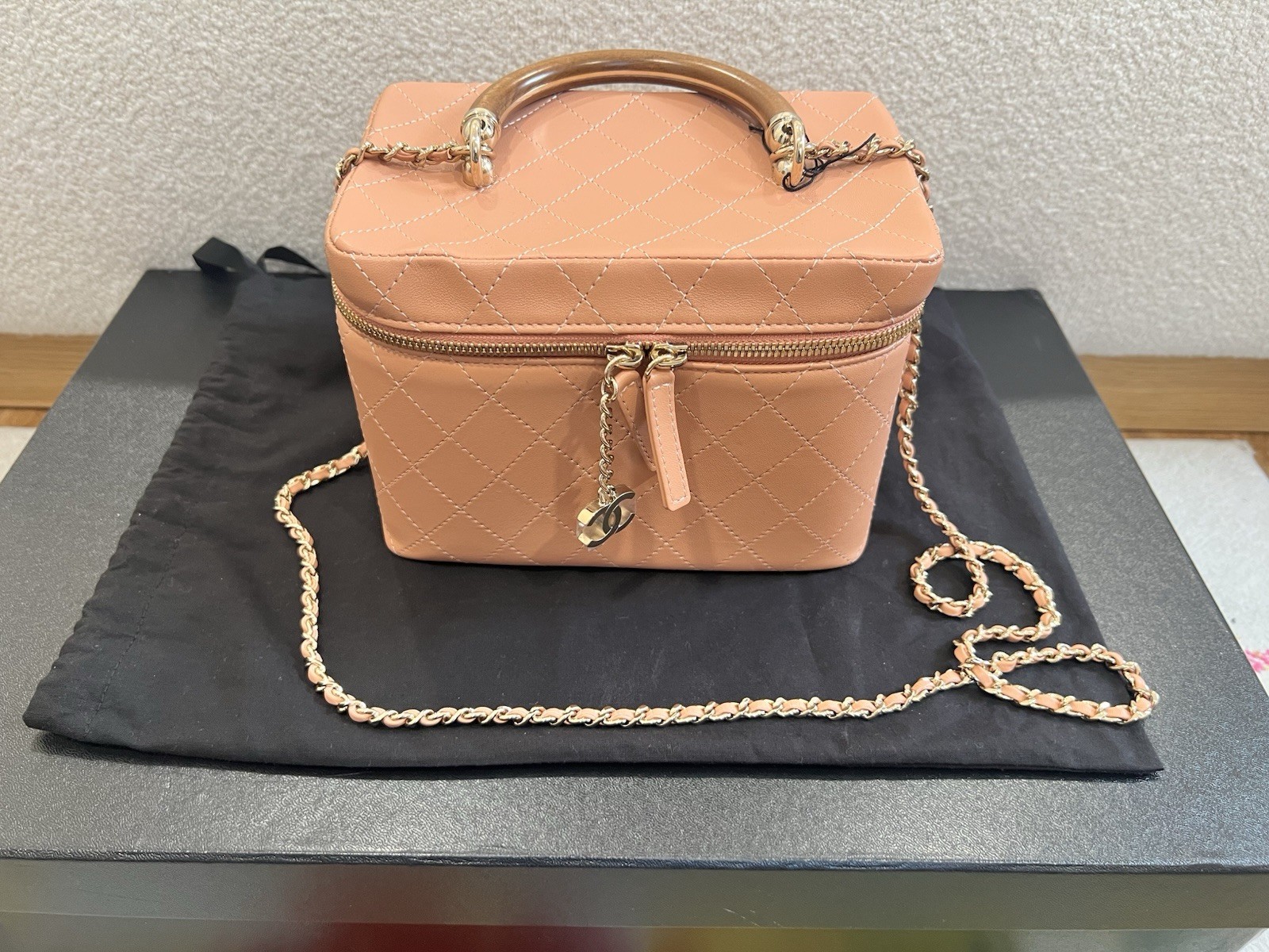 CHANEL Knock on Wood Vanity Bag - New Never Worn 2018/19 - Rare image 3