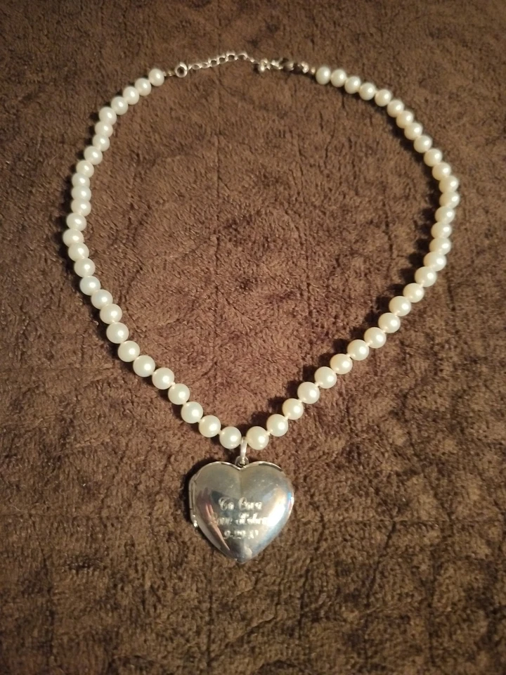 Collar de perlas creadas con pendientes medallón de corazón 925 925 y joyero enchapado Foto 2 de 4