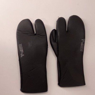 XCEL titanium 5 mm size medium three finger lobster claw surf gloves cold water