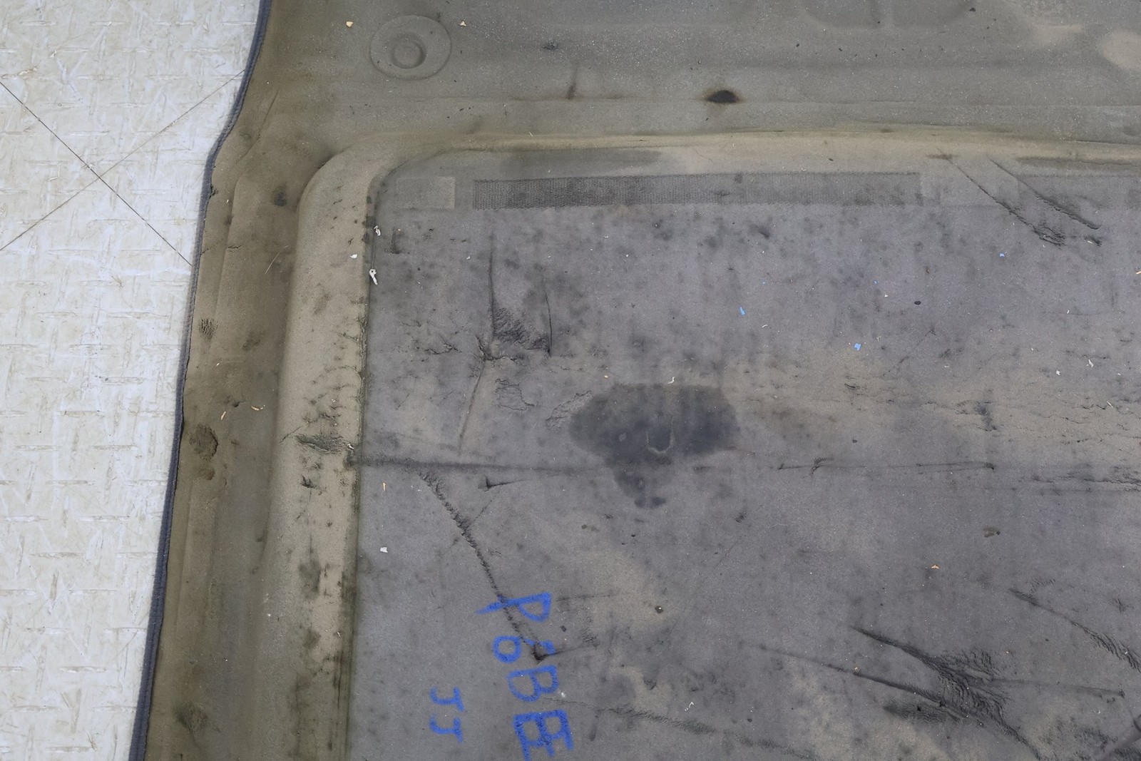 06-12 Bentley Flying Spur Inteiror Rear Trunk Floor Carpet Cleanout (Dark Gray)