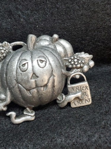 DaneCraft 1980-90s Pewter Finish Trick Or Treating Pumpkins Halloween Pin Brooch - Picture 5 of 10