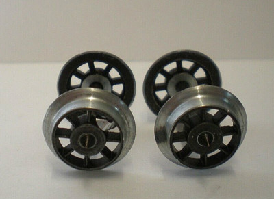 2 x Vintage Fleischmann HO 10mm Unisoliert 8 Speichen Metallräder auf Achse (BR3) #14